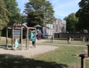 oberer Schulhof mit Spielplatz