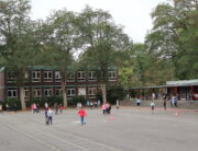 unterer Schulhof mit Blick auf Verwaltung und Klassenräume